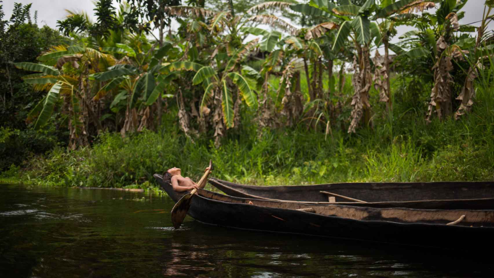 Una niña warao a bordo de una curiara (pequeña embarcación) en el río Morichal.