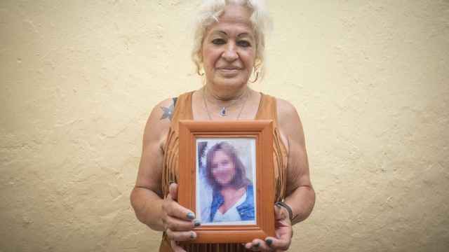 Ana Tirado sostiene un retrato de la mujer que ella piensa que es la hija que le robaron en 1972.