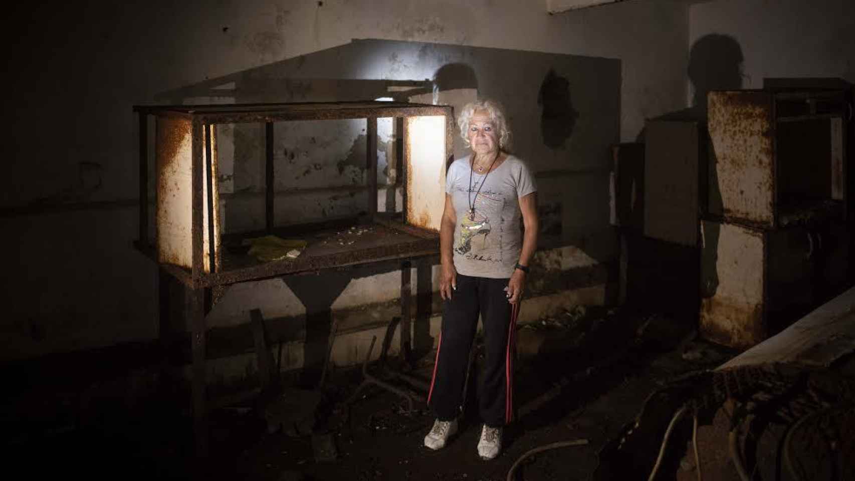 Ana Tirado en el interior del sótano del antiguo hospital municipal de La Línea de la Concepción (Cádiz). A su espalda se ve lo que parece ser una antigua cuna.