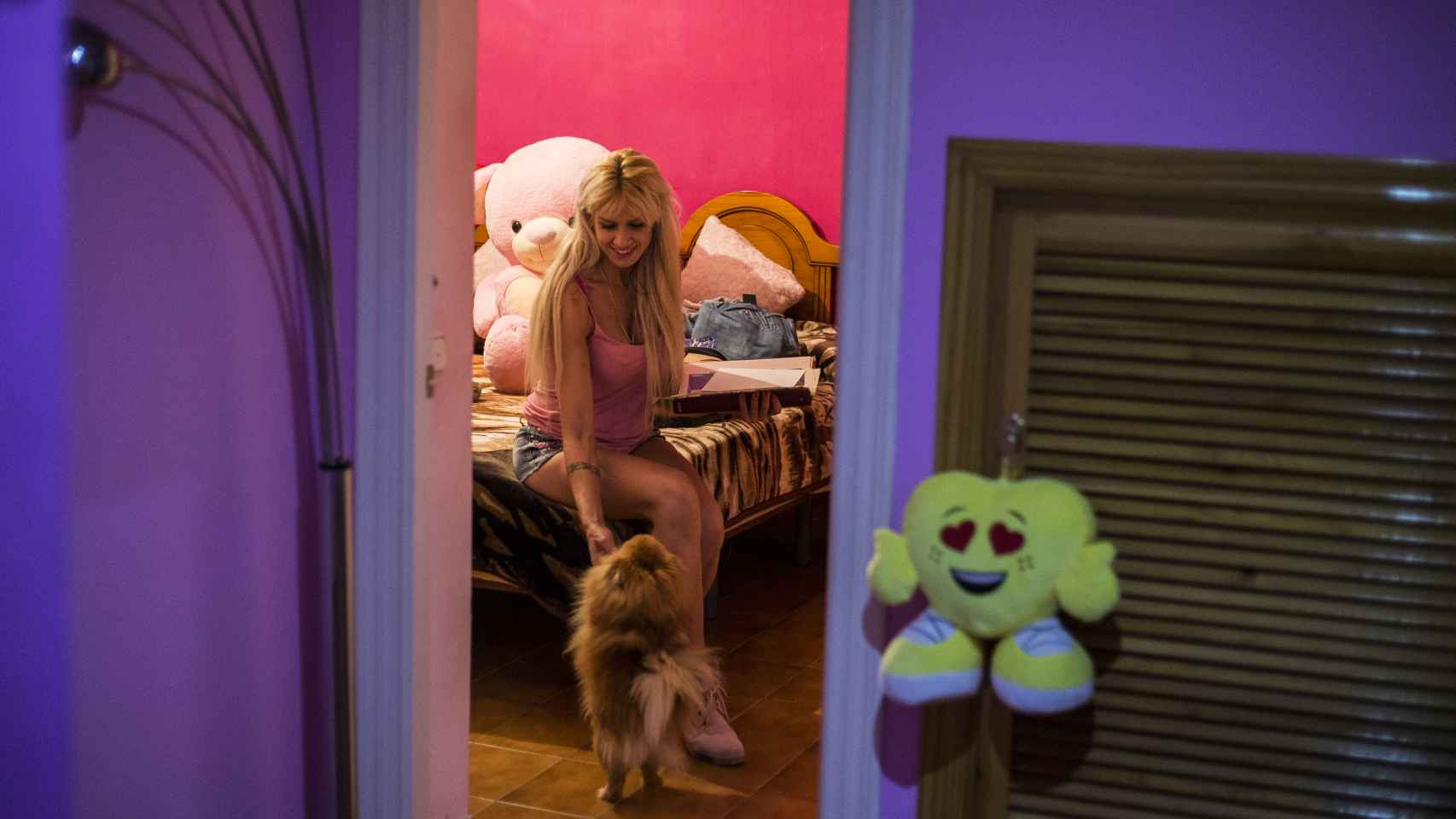 Carmen Snake en su dormitorio jugando con sus perros al acabar el día.