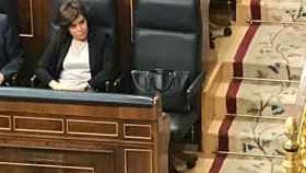 Soraya, sentada en el Congreso de los Diputados junto a su bolso.