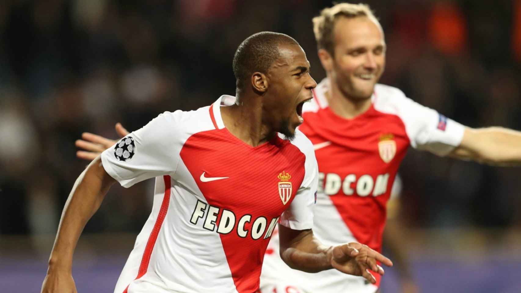 Djibril Sidibé celebra un gol con el Mónaco.