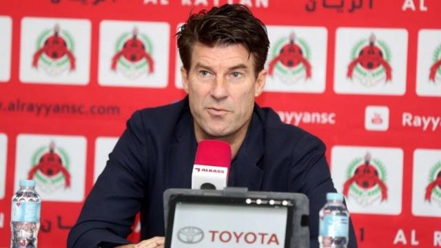 Laudrup en la rueda de prensa del Al-Rayyan. Foto: Twitter (@AlRayyanSC).