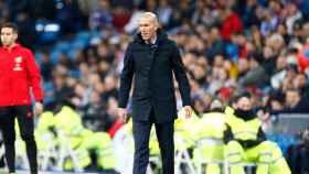 Zinedine Zidane dando órdenes desde la banda en el Santiago Bernabéu Foto: Pedro Rodríguez/El Bernabéu