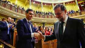 Pedro Sánchez y Mariano Rajoy se dan la mano tras la elección del primero como presidente.