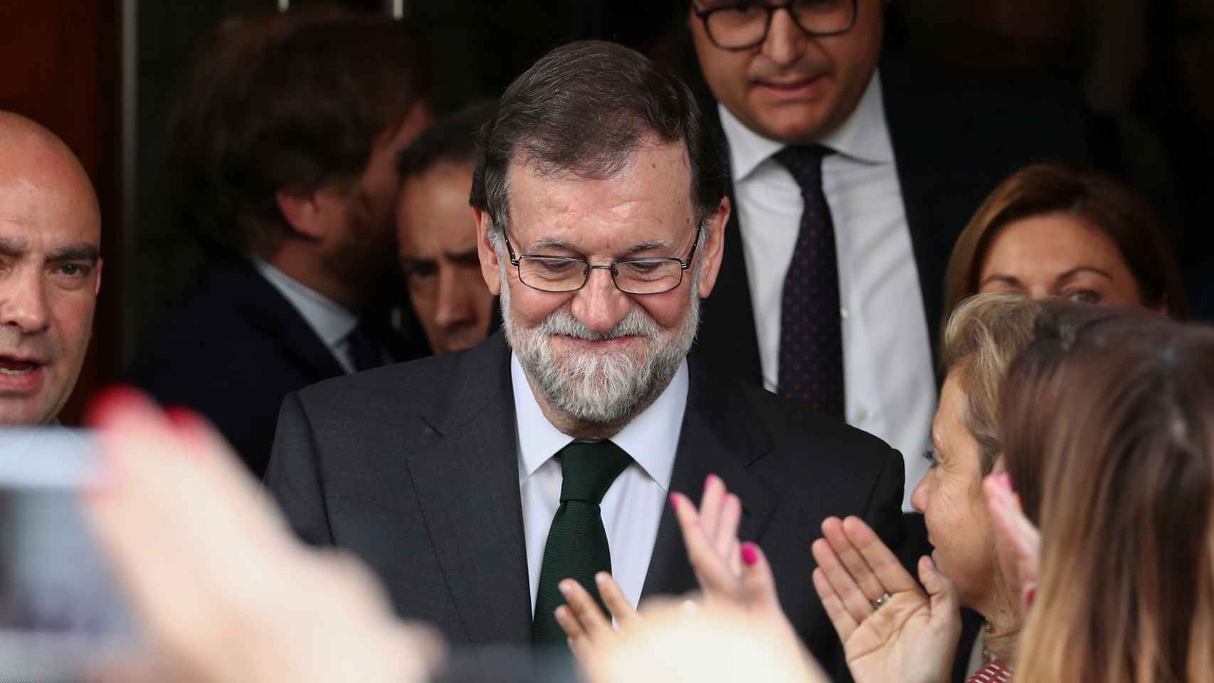 Mariano Rajoy, cabizbajo mientras abandona el Congreso.