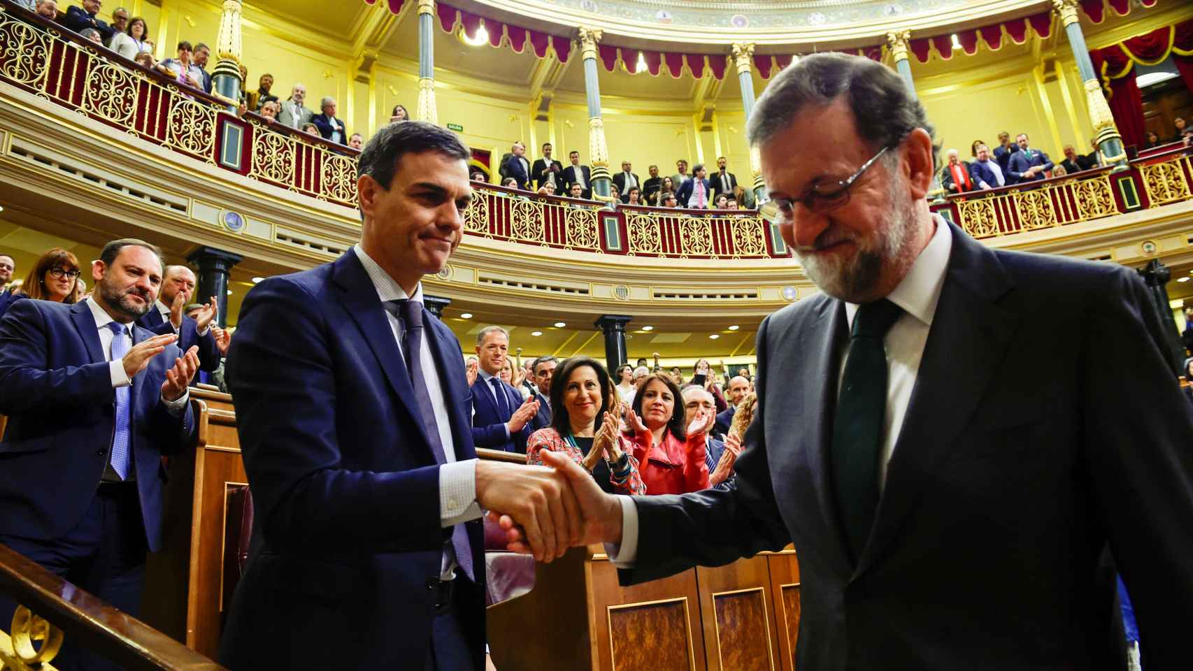 Pedro Sánchez y Mariano Rajoy se dan la mano tras la moción de censura.