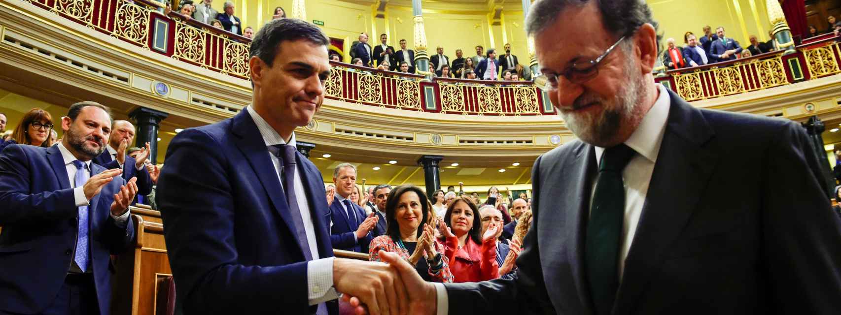 Pedro Sánchez y Mariano Rajoy se dan la mano tras la elección del primero como presidente.