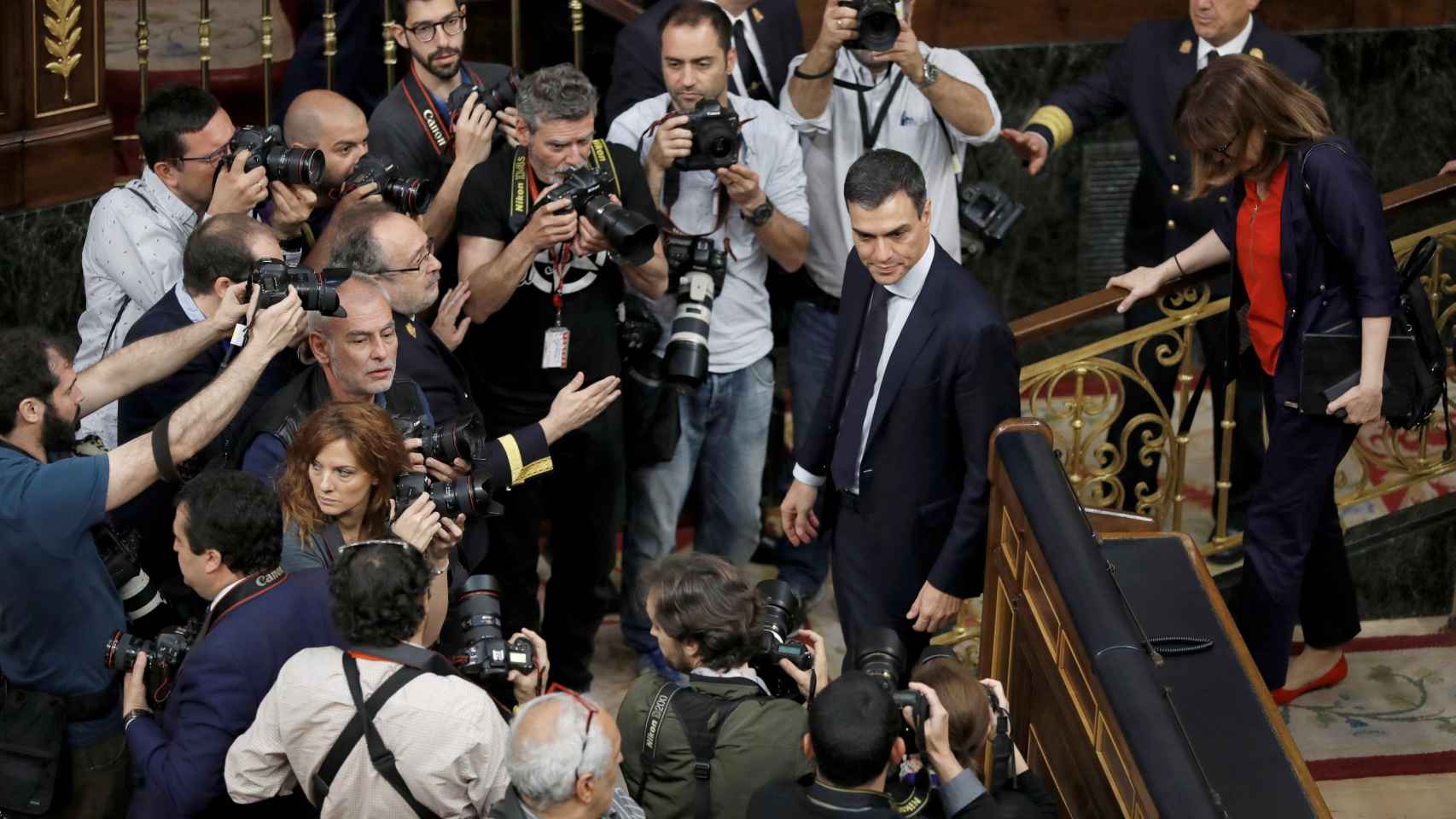 Ftógrafos con Pedro Sánchez posando tras su elección.