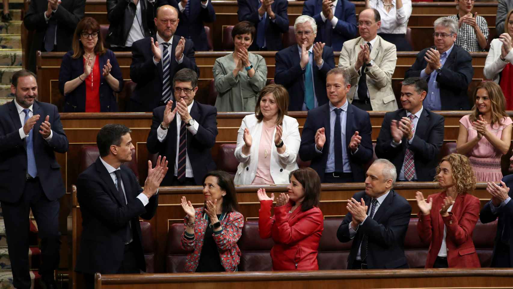 Miembros del PSOE aplauden a Pedro Sánchez tras ser elegido.