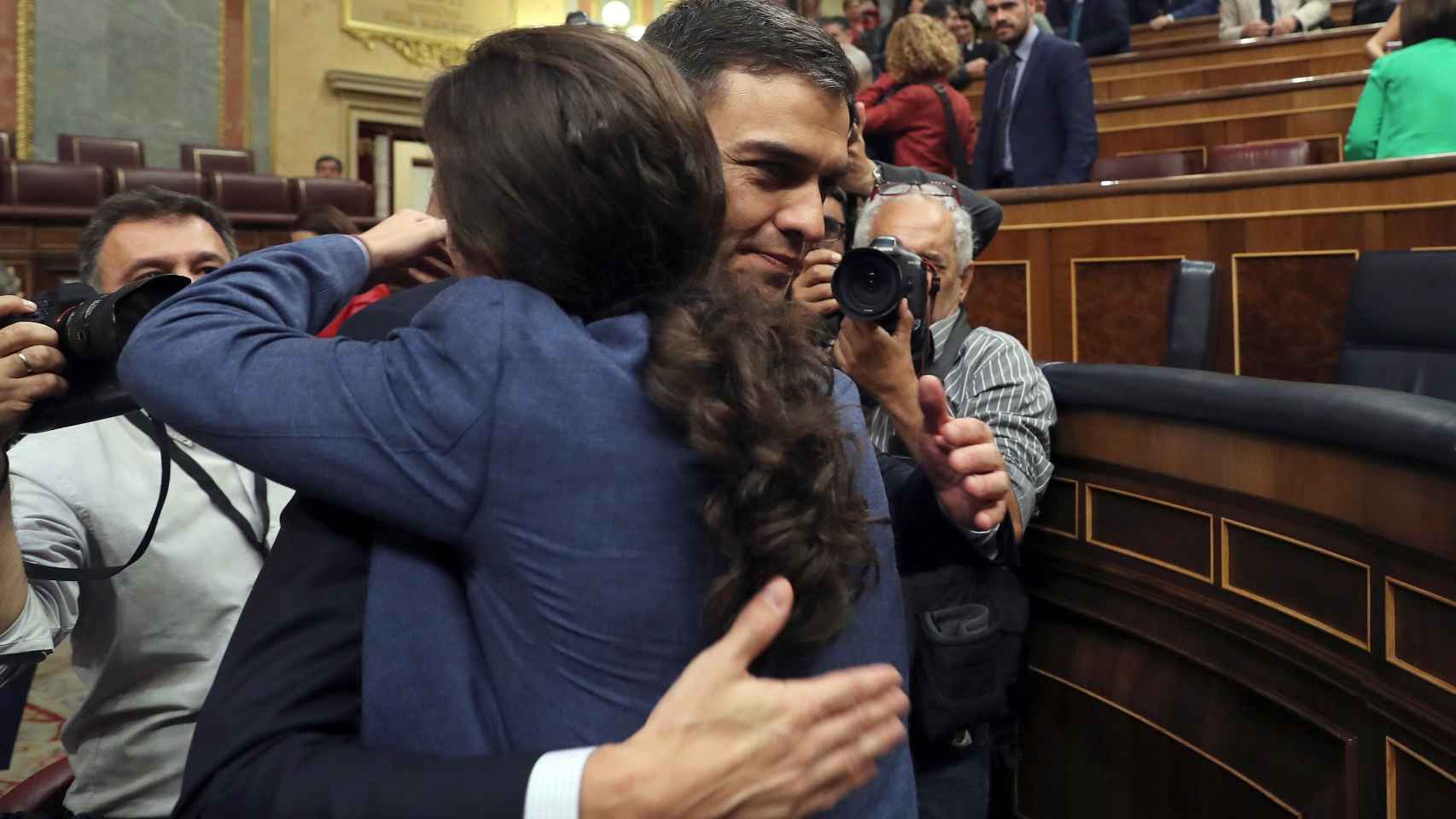Pedro Sánchez saluda al líder de Podemos, Pablo Iglesias, tras ser elegido presidente del Gobierno.
