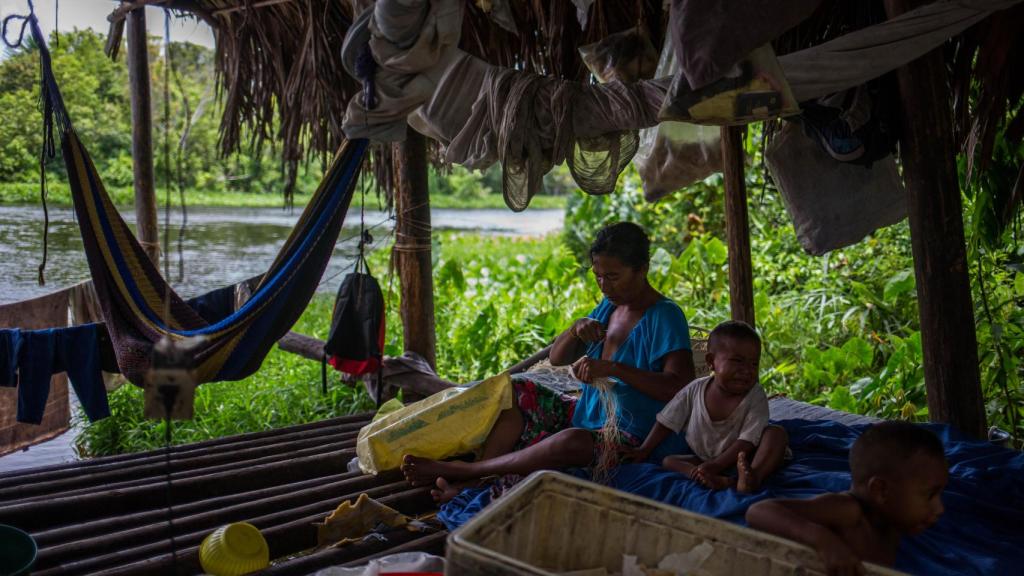 Una familia de la etnia Warao en su palafito en la ribera del río Morichal, en Maturín (Venezuela)