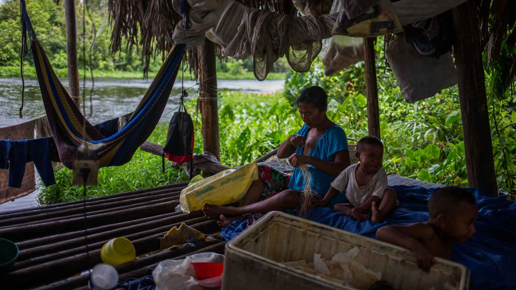 Una familia de la etnia Warao en su palafito en la ribera del río Morichal, en Maturín (Venezuela)