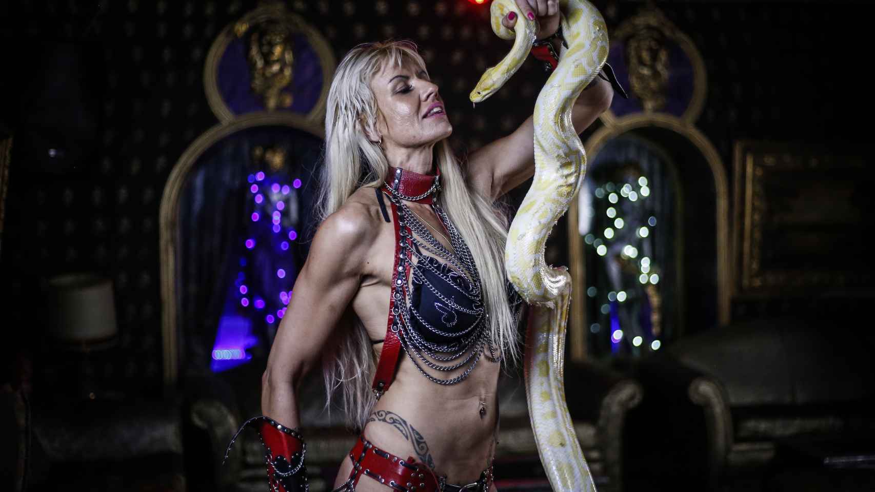 Carmen Snake junto a su inseparable serpiente pitón.
