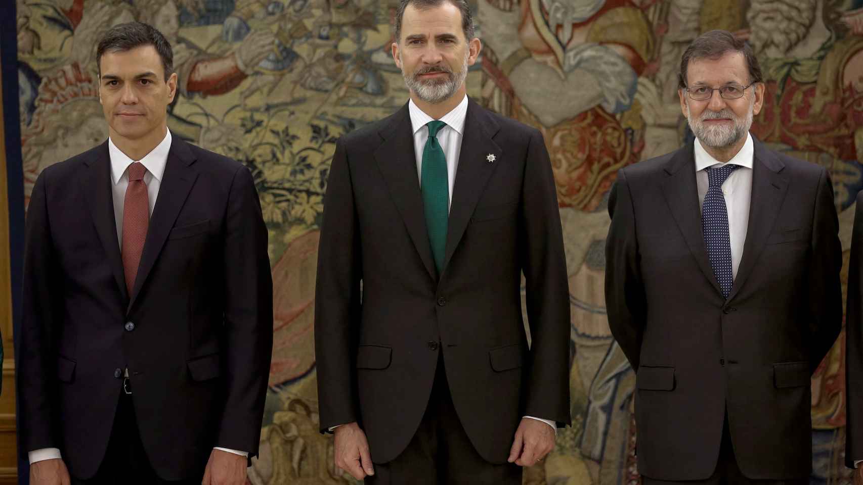 El Rey Felipe VI posa con Pedro Sánchez y Mariano Rajoy en la toma de posesión del nuevo presidente.