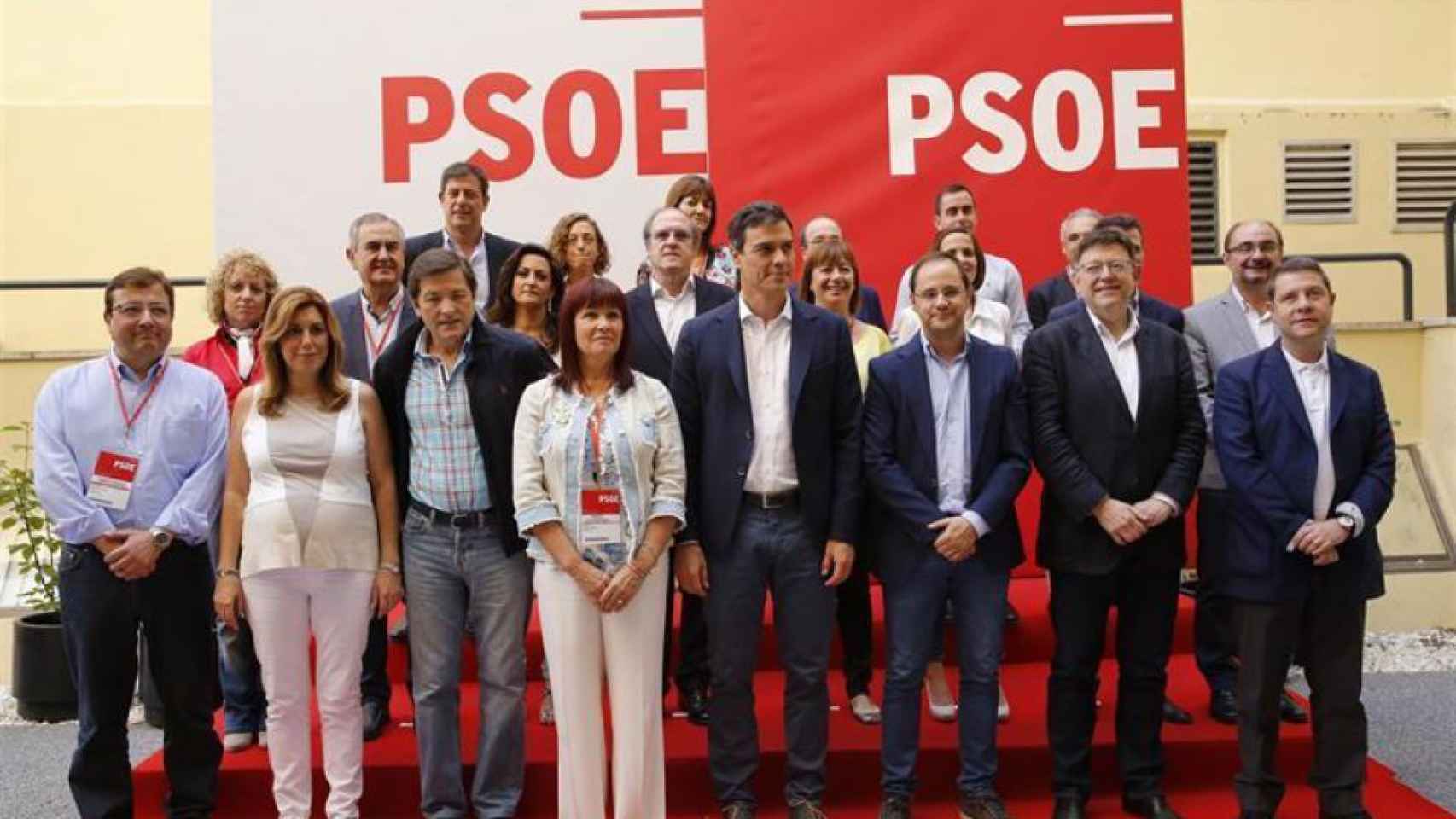 Iglesias y Pedro Sánchez se abrazan tras la elección del nuevo presidente socialista.