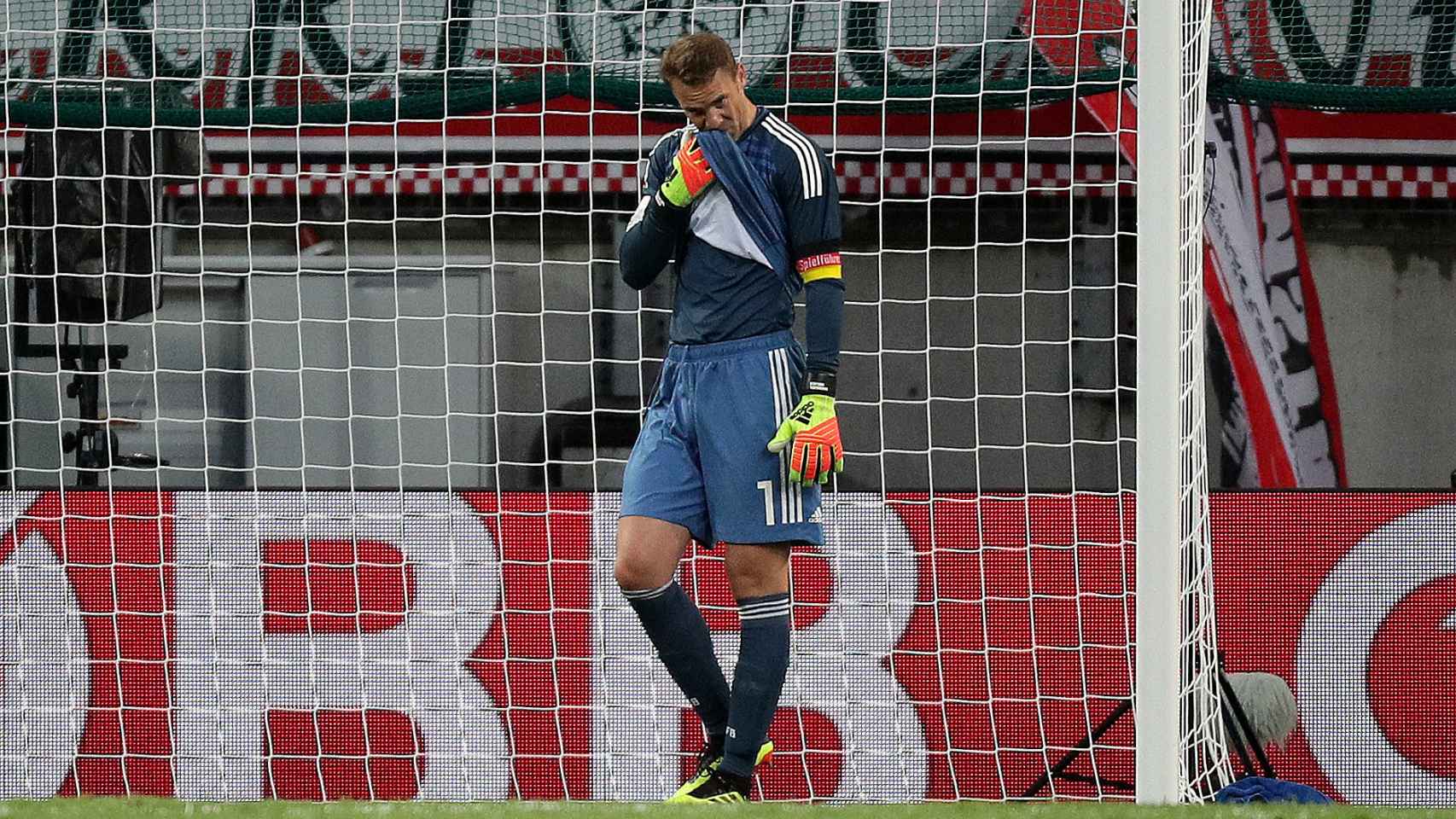Neuer se lamenta tras el primer gol austríaco.