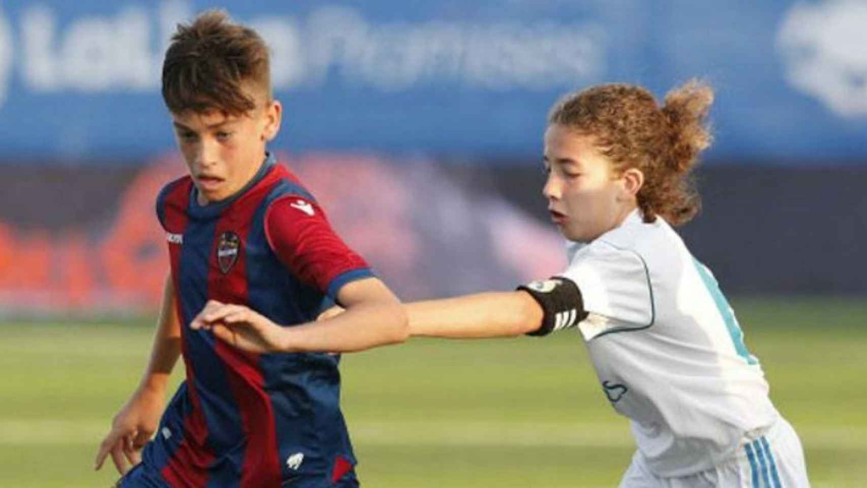 Un jugador del Alevín A Levante y otro del Real Madrid disputan un balón en La Liga Promises