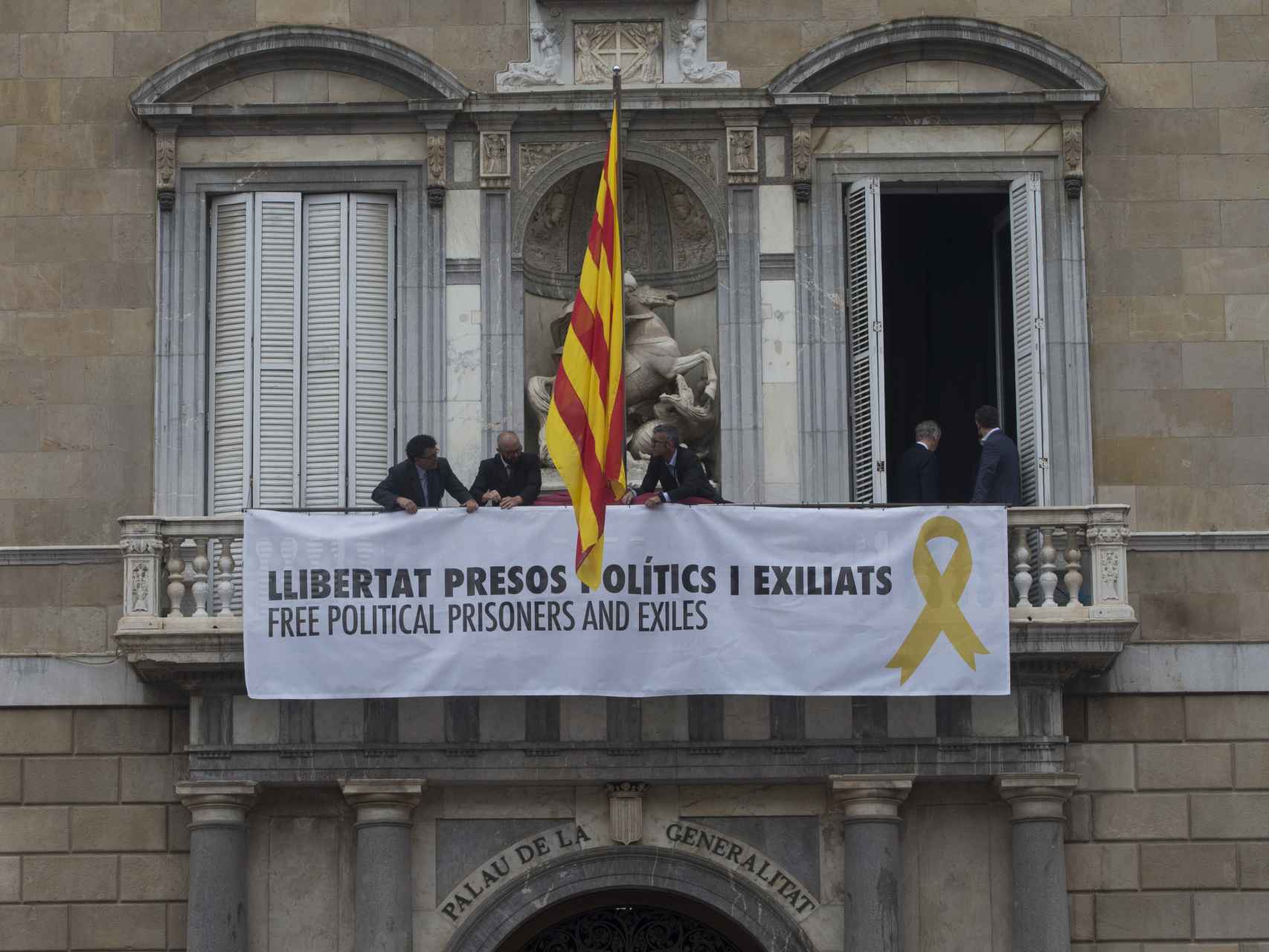Pancarta que ha colgado en la Generalitat.