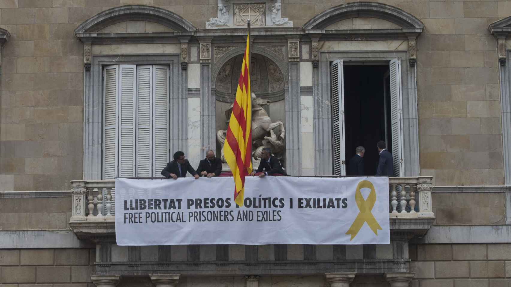 Pancarta que ha colgado en la Generalitat.