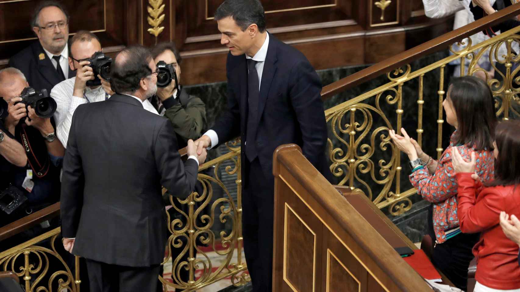 Rajoy felicita a Sánchez tras la votación de la moción de censura.