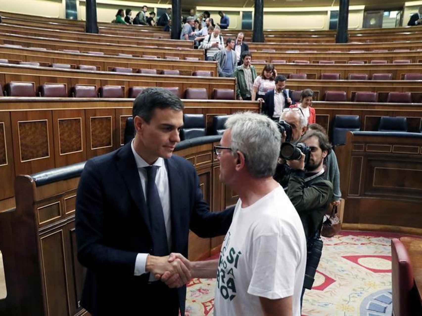 Pedro Sánchez saluda a Diego Cañamero, en camiseta, en el Congreso de los Diputados.
