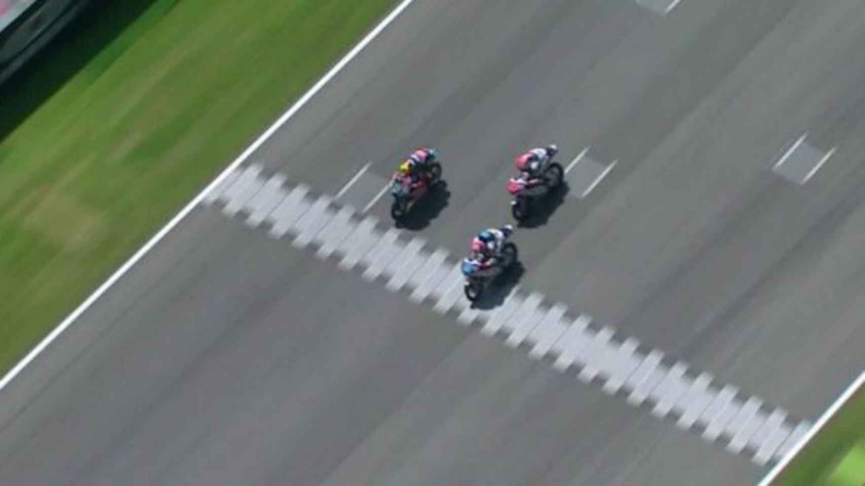 Imagen de la llegada a la línea de meta de la carrera de Moto3.