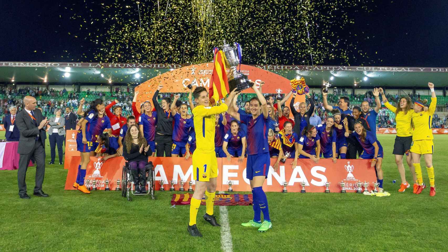 La senyera protagonizó la entrega de la Copa de la Reina al Barça.