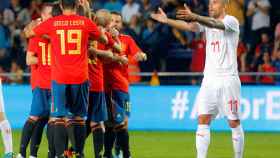 Los jugadores de España celebran el gol de Odriozola ante Suiza.