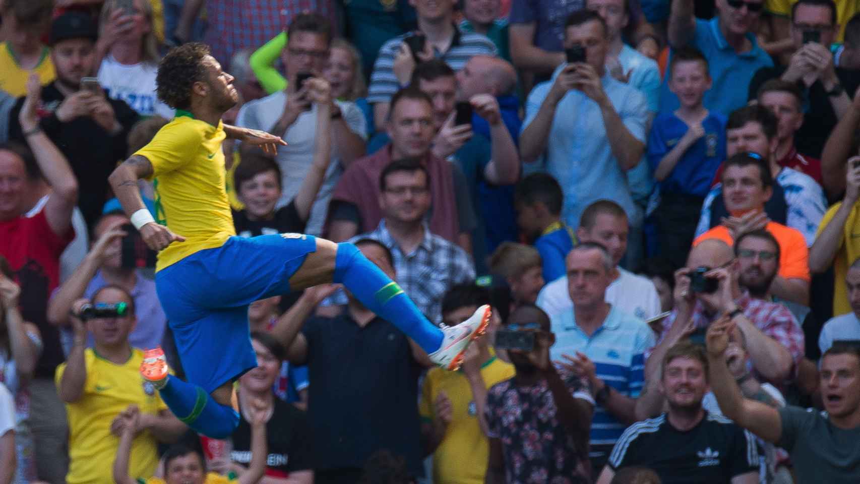 Neymar celebra su gol ante Croacia en el amistoso en Liverpool.