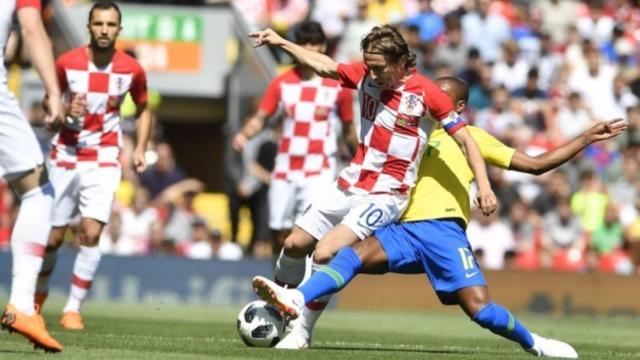 Modric, con Croacia, durante un amistoso ante Brasil. Foto: Twitter (@HNS_CFF)