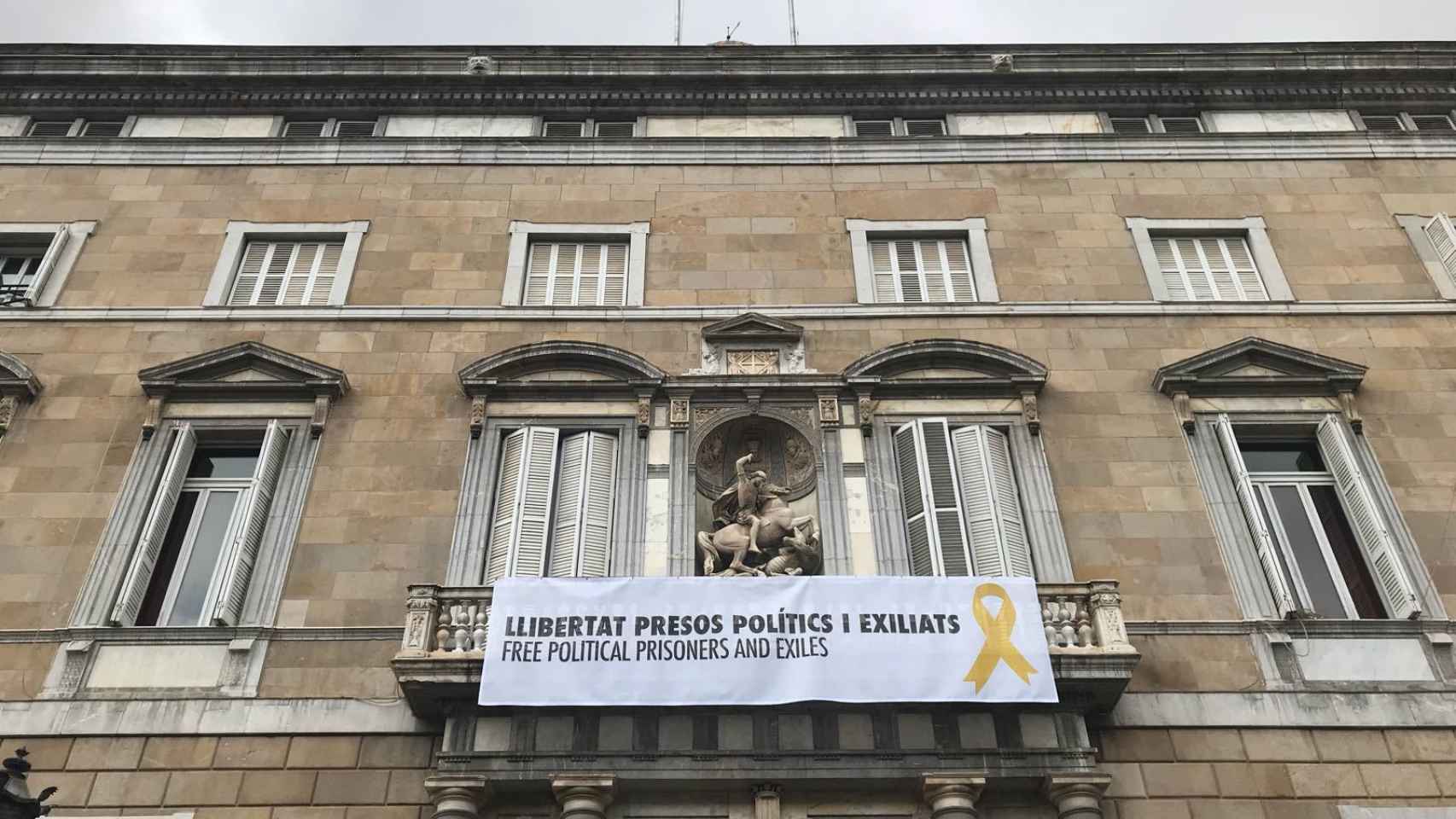 La fachada de la Generalidad, con la pancarta en la que se pide libertad para los presos políticos y los exiliados.