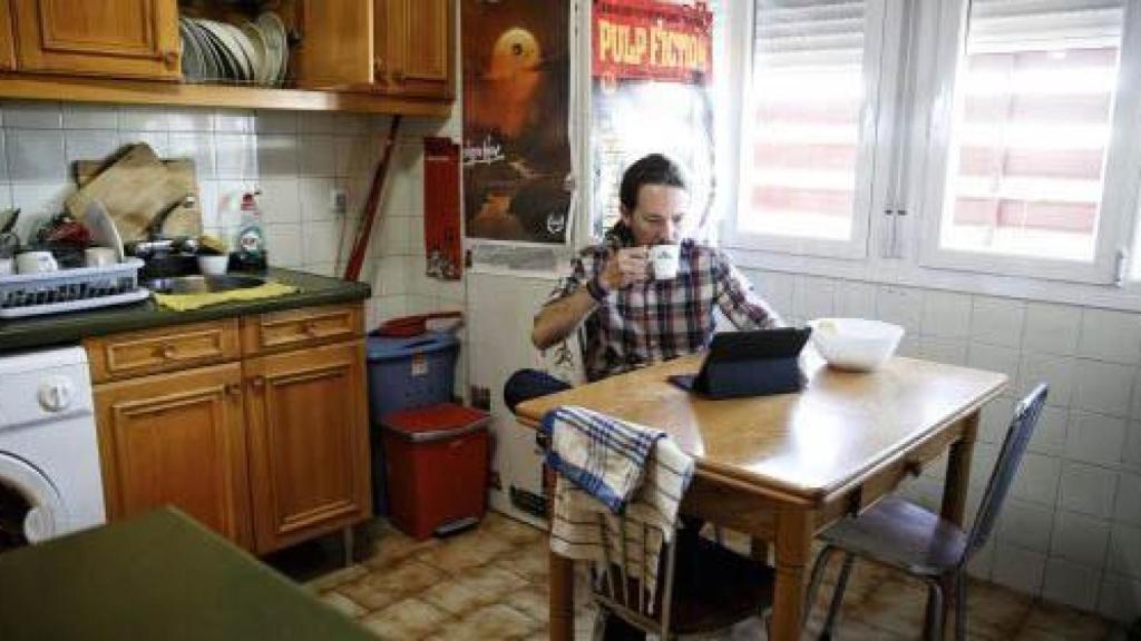 El exvicepresidente del Gobierno, Pablo Iglesias, en su antiguo piso de Vallecas.