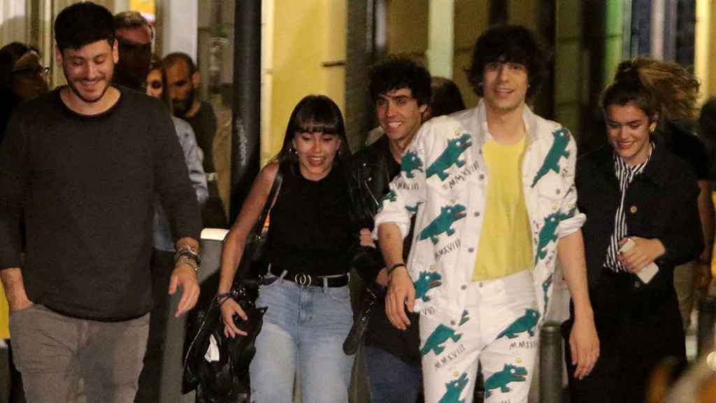 Cepeda, Aitana, Javier Ambrossi, Javi Calvo y Amaia a su salida del teatro.