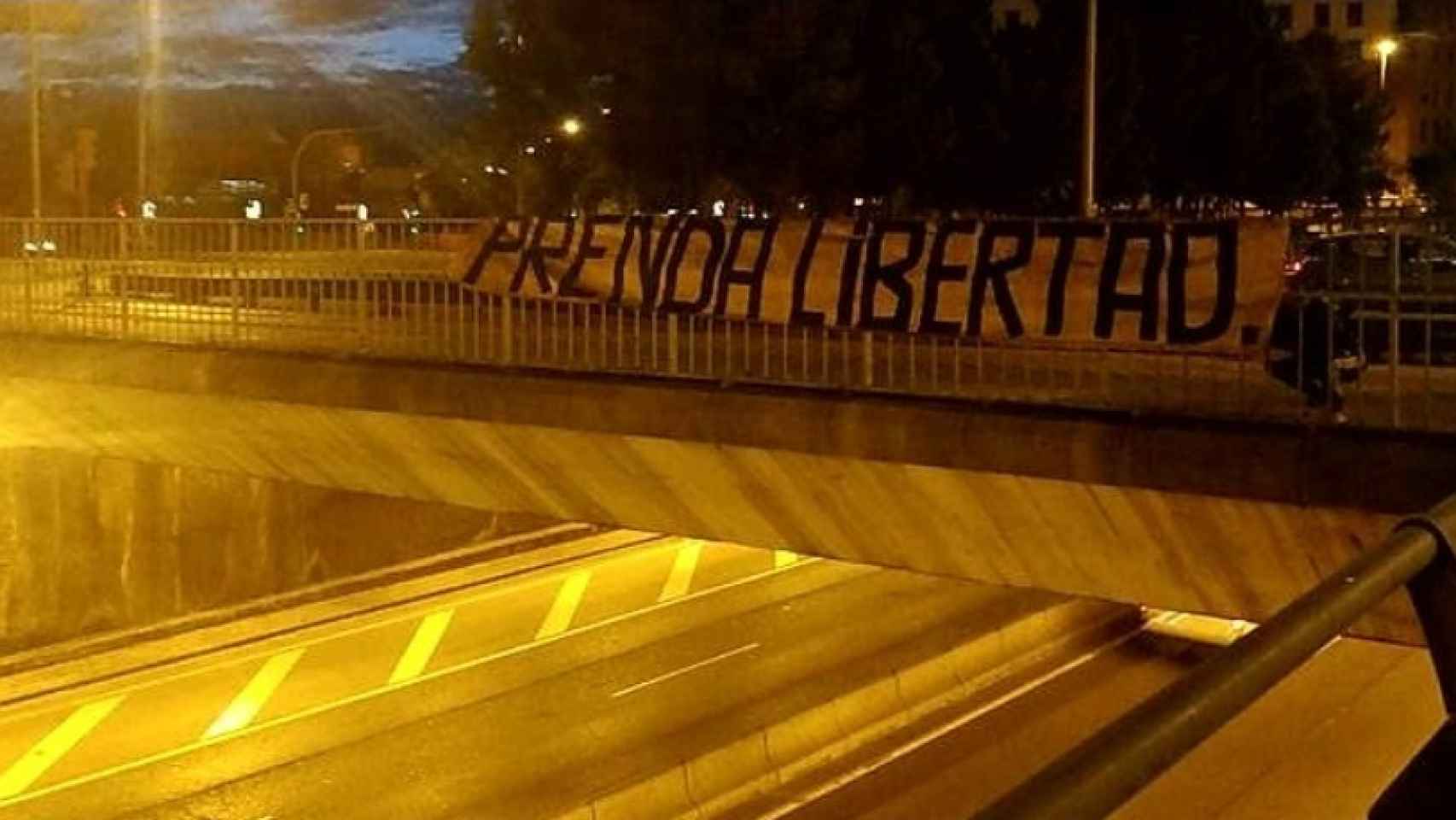 Cartel que pide libertad para José Ángel Prenda, colgado en un puente de Sevilla este fin de semana
