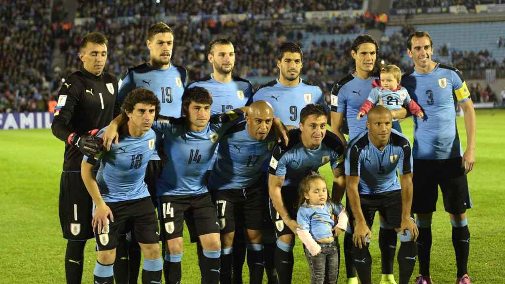 La selección de Uruguay posa antes de un partido.