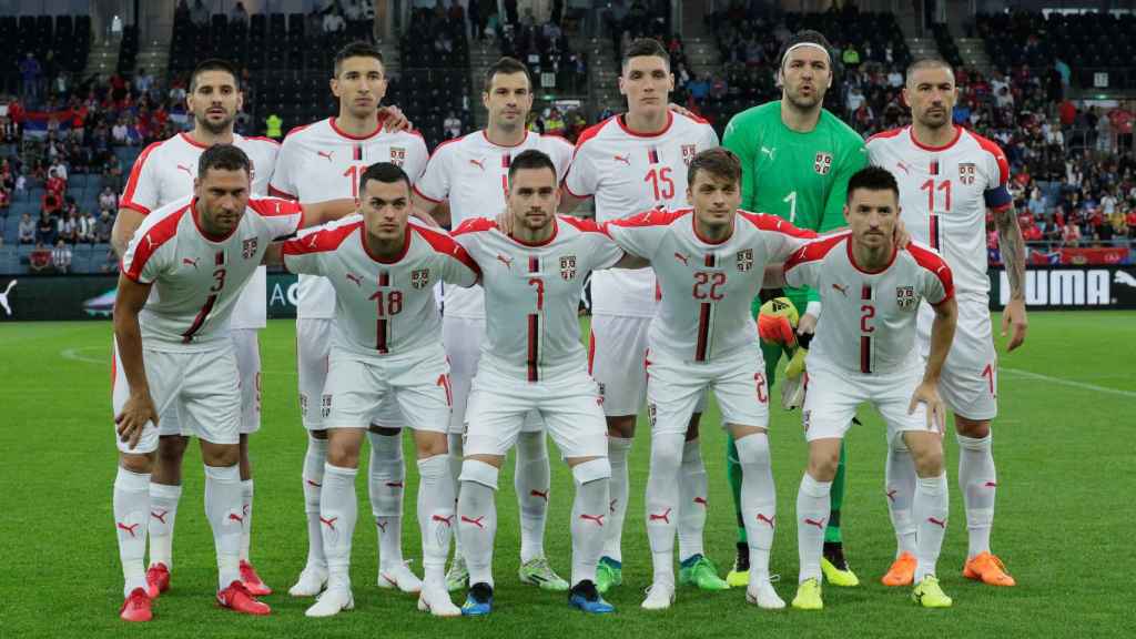 La selección de Serbia posa antes de un partido.
