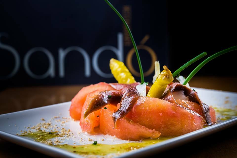 Pétalos de tomate, cebolleta asada y anchoas del Cantábrico - Sandó