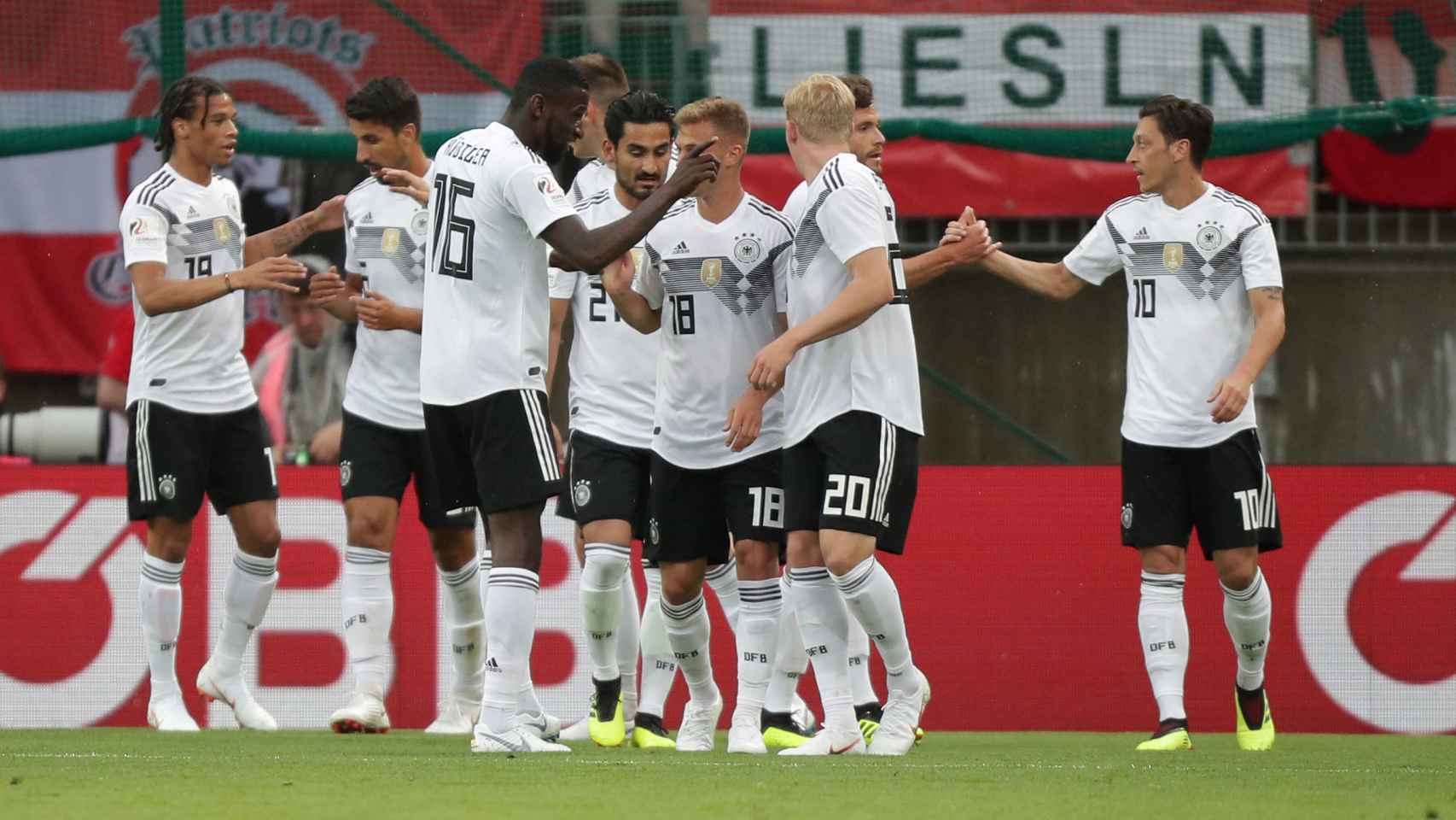 Los alemanes celebran un gol antes del Mundial.