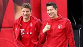 Lewandowski y Müller saliendo del autobús del Bayern. Foto: FCBayern.com