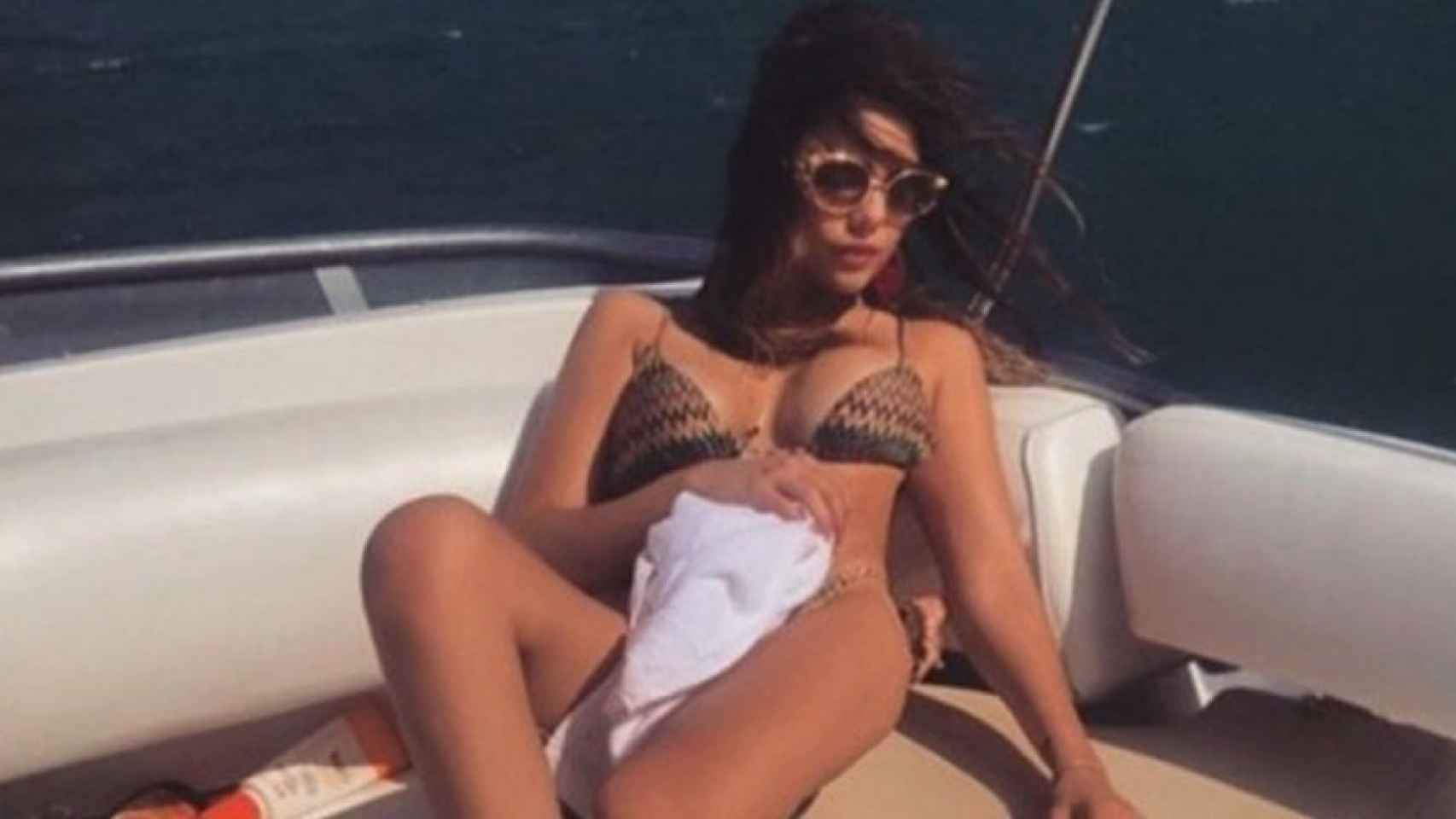 Juana Valentina toma el sol en un barco durante unas vacaciones. Foto: Instagram (@juanavr98)