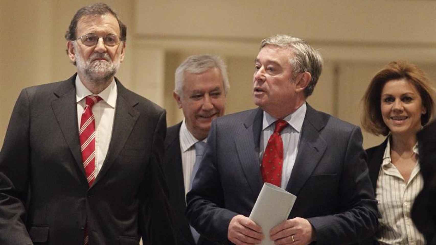 El portavoz del PP en el Senado, José Manuel Barreiro, con el expresidente Mariano Rajoy. Detrás, María Dolores de Cospedal y Javier Arenas.