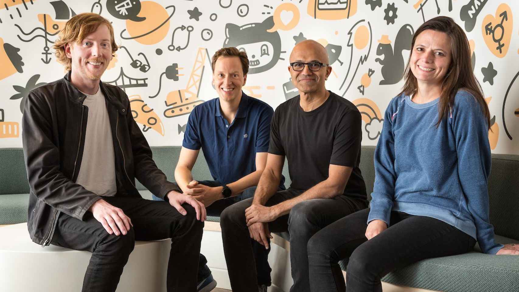 Chris Wanstrath (izquierdat), CEO de Github y cofundador; Nat Friedman, vice presidente corporativo de Microsoft ; Satya Nadella, CEO de Microsoftt y Amy Hood, CFO de Microsoft.