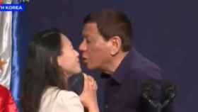 El beso de Duterte a una trabajadora filipina en Seúl desata una ola de críticas