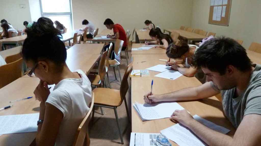 Alumnos realizando un exámen