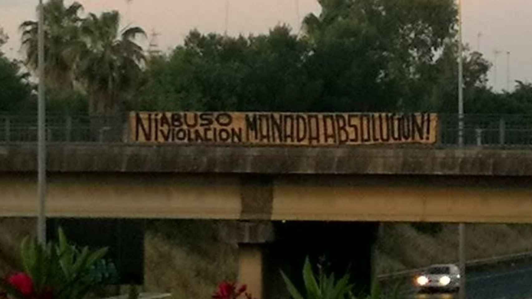 Cartel colgado en un puente de Sevilla que pide la absolución de 'La Manada'.