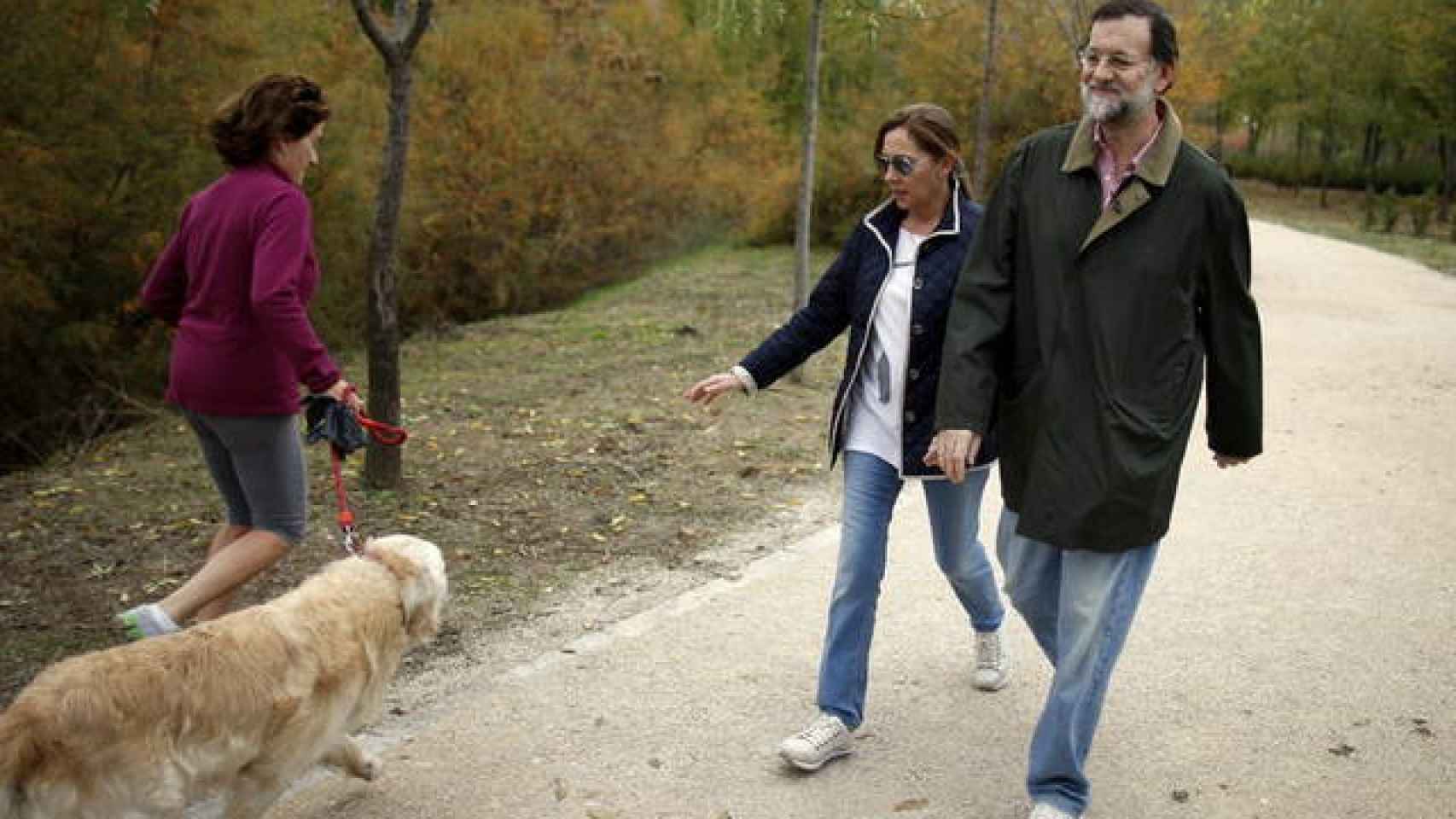 Mariano Rajoy y su mujer, Elvira Fernández, durante un paseo.