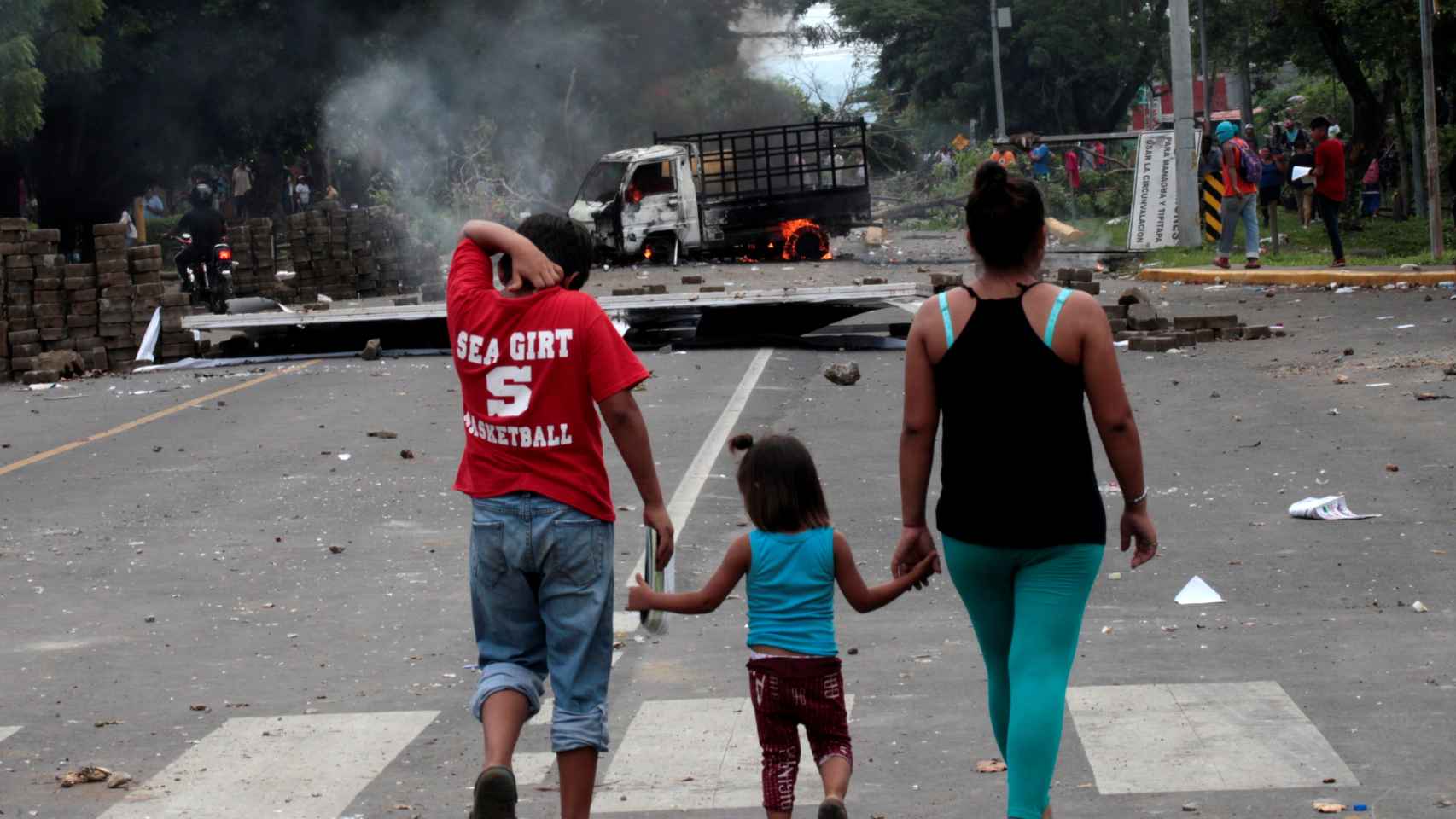 Una familia camina por las calles de Masaya durante las protestas contra Daniel Ortega.