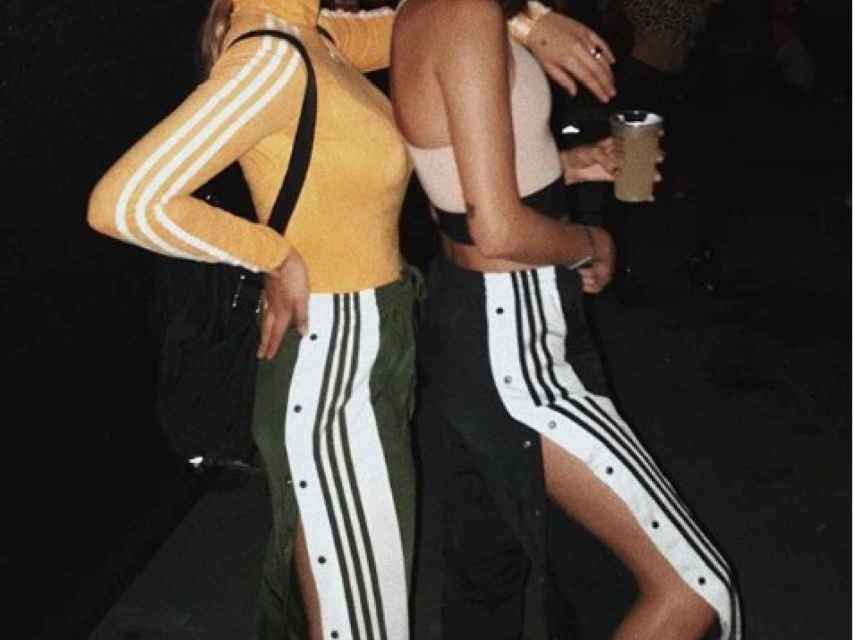 Alba junto a Lucía Rivera con un 'total look' de Adidas.