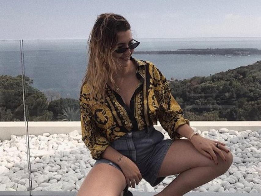 Alba Díaz luciendo la camisa de Versace de 1.500 euros.